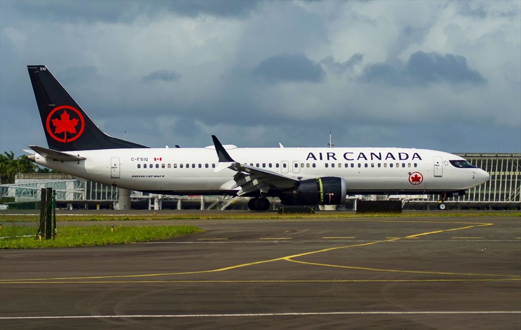 B737 Max-8 Air Canada C-FSIQ